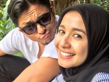 Jarang Posting Foto Bareng Istri, Unggahan Engku Emran Satu Ini Buat Baper Seketika