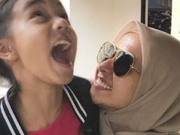 Suami Pose Lucu di Foto Laudya Cynthia Bella dan Aleesya, Netter : Durenku