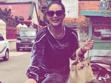 Posting Foto Naik Becak Bawa Tas, Caption Kridayanti Dicibir Netter