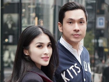 Unggah Foto 'Tak Layak Tayang' Bareng Suami, Sandra Dewi Banjir Komentar