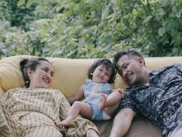 FOTO: Liburan ke Bali, Rio Dewanto Pamer Kemesraan Bareng Istri & Anak