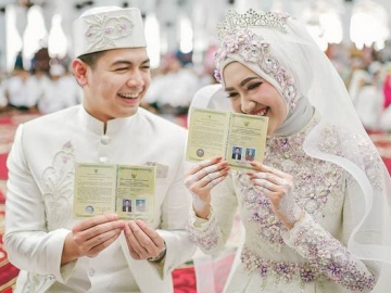 FOTO: Senyum Bahagia Tommy Kurniawan & Lisya Nurrahmi Usai Resmi Jadi Suami Istri