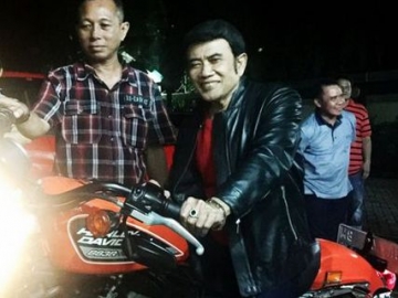 Publik Heboh, Rhoma Irama Dapat Saweran Harley Davidson Saat Manggung di Kalimantan