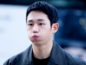 Sambut Musim Semi, Gantengnya Jung Hae In di Pemotretan Ini Siap Buat Fans Makin Cinta