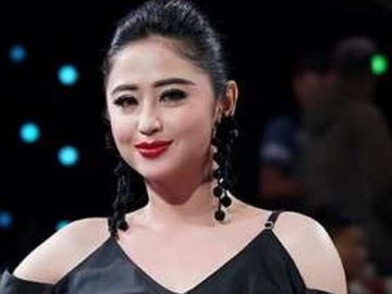 Pose Begini Bareng Zaskia Gotik, Dewi Persik Disebut Hamil