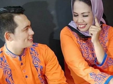 Pakai Baju Merah Sambil Pose Begini, Ely Sugigi dan Pacar Disebut Mirip Ibu Anak