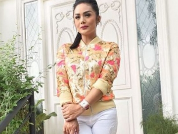 Tampil Cantik dengan Gaya Rambut Baru dan Pakaian Seksi, Krisdayanti Jadi Sorotan