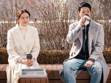 Jung Hae In & Son Ye Jin Berbagi Momen Manis di Poster 'Pretty Noona Who Buys Me Food'