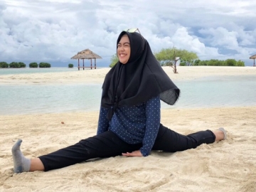 Niat Melucu Di Pantai, Ria Ricis Justru Ditinggal Kawannya Karena Ini!