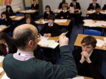 Jatuh dari Meja, Guru di Inggris Langsung Diberi Uang Rp 4 Miliar