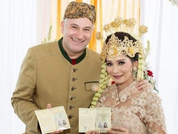 Kerap Dihujat Netter Karena Beda 21 Tahun dengan Suami, Baby Margaretha Malah Bersyukur