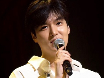 Rampungkan Pelatihan Dasar Militer, Senyum Manis Lee Min Ho Siap Lelehkan Hati Fans