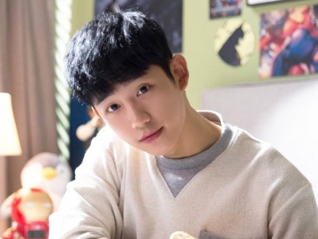 Pamerkan Senyum Manis nan Memesona, Jung Hae In Ingatkan Fans Pada Kim Jae Won Hingga Telur Rebus