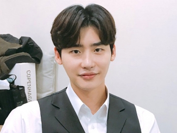 Pamer Foto di Lokasi Syuting 'Hymn of Death', Lee Jong Suk Penuh Kharisma Dibalut Setelan Formal