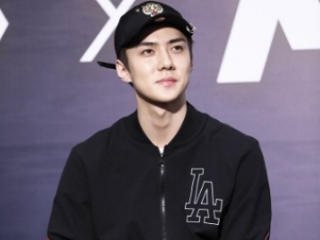 Bikin Fans Iri, Sehun Pamer Album EXO-CBX Bertandatangan Usai Ikut Fan Signing