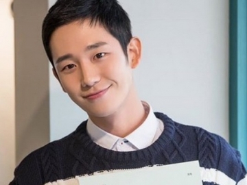 Berdiri di Tengah Saat Foto Bareng di 'Baeksang Awards', Jung Hae In Dikritik Netter