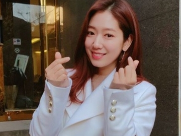 Ceria Berpose di Barcelona, Gaya Rambut Park Shin Hye Curi Perhatian