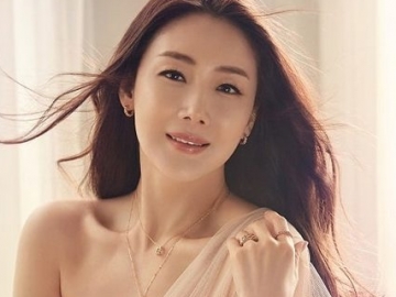 Tampil Perdana Usai Menikah, Intip Cantik nan Elegannya Choi Ji Woo Saat Hadiri Acara Ini