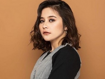 Biasa Tampil Ceria, Kini Prilly Latuconsina Pamer Foto dengan Nuansa Gelap & Seksi