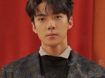 Sehun EXO Ganteng Maksimal di Foto Terbaru, Fans Malah Salah Fokus ke Hal Ini