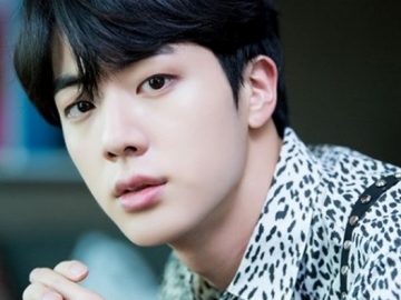 Gemas Banget, Intip Selfie Terbaru Jin BTS Bareng Peliharaan Kesayangannya Ini