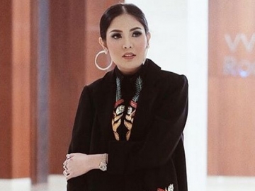 Bergaya Keren, Foto Nindy Diunggah Ulang Akun Moschino