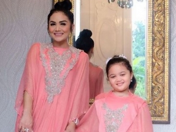 Krisdayanti & Putrinya Kompak Kenakan Baju Ini Saat Lebaran, Netter: No Banget