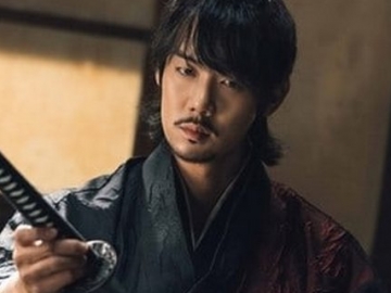 Penuh Kharisma, Yoo Yeon Seok Pasang Ekspresi Dingin di Teaser Baru 'Mr. Sunshine'