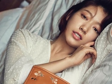 Sedang di Barcelona, Manisnya Senyum Park Shin Hye di Potret Ini Siap Buat Fans Makin Kesengsem