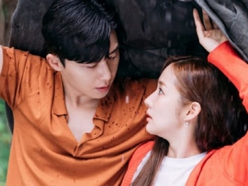 Romantisnya Park Seo Joon Lindungi Park Min Young dari Hujan di Teaser Baru 'Why Secretary Kim'