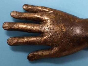 'Tangan Tuhan' Romawi Kuno Ditemukan, Ungkap Cerita Kelam Perang Paling Berdarah di Tanah Inggris