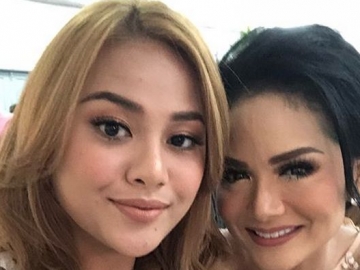 Salah Umur Ketika Ucapkan Selamat Ultah Untuk Aurel, Krisdayanti Matikan Kolom Komentar