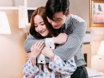 Semakin Romantis, Park Seo Joon Peluk Mesra Park Min Young di Drama ‘Why Secretary Kim’