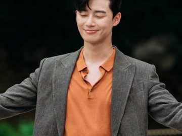 Penuh Pesona, Penulis 'Why Secretary Kim' Ungkap Putri Bungsunya Ingin Nikahi Park Seo Joon