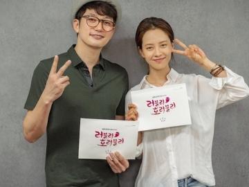 Song Ji Hyo Seram Hujan-Hujanan Bawa Sekop & Park Shi Hoo Tegang di Teaser Perdana 'Lovely Horribly'