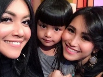 Jenguk Putri Denada, Ayu Ting Ting Ajak Ayahnya Terbang ke Singapura