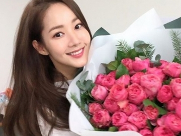 Sapa Fans Lewat Postingan Terbaru, Manisnya Senyum Park Min Young Saat Pose Bareng Boneka Imut Ini