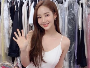 Ceria Pamerkan Senyum Manis Saat Hadiri Acara Ini, Netter Soroti Pakaian Park Min Young