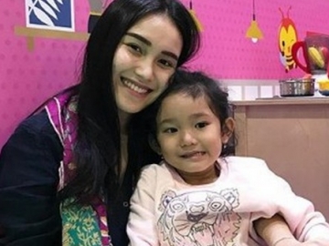 Pose Begini, Ayu Ting Ting & Putrinya Dinilai Seperti Kakak Adik