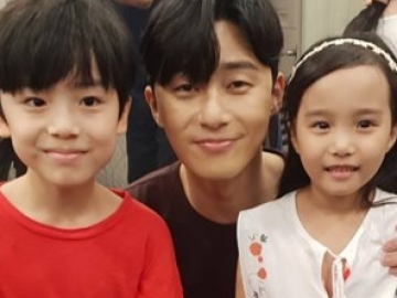 Tak Cuma Foto Bareng, Park Seo Joon & Park Min Young Juga Tulis Pesan Manis Untuk Aktris Cilik Ini