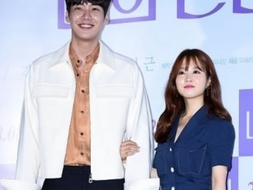 Kocaknya Kim Young Kwang Lakukan Ini Saat Foto Bareng Park Bo Young di Preskon 'Your Wedding'