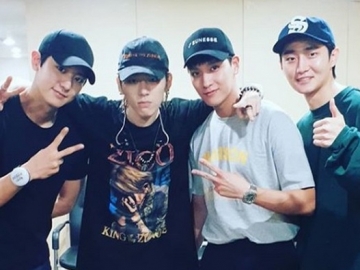 Berteman Baik, Chanyeol cs Dukung Konser Zico Block B & Pose Keren di Belakang Panggung