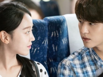 Yang Se Jong Tak Dapat Lepaskan Pandangannya dari Shin Hye Sun di Teaser Baru '30 but 17'