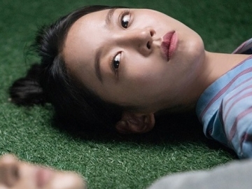 Intip Momen Romantis Shin Hye Sun Tatap Yang Se Jong yang Terlelap di Teaser Baru '30 but 17'