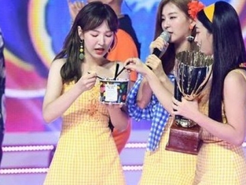 Red Velvet Menang Trofi Perdana Untuk ‘Power Up’, Joy cs Tepati Janji dengan Makan Es Krim