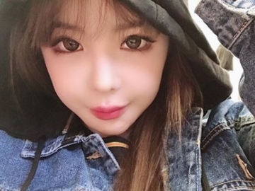 Bagikan Selfie Cantik, Park Bom Perdana Sapa Fans Sebagai Artis D Nation Entertainment