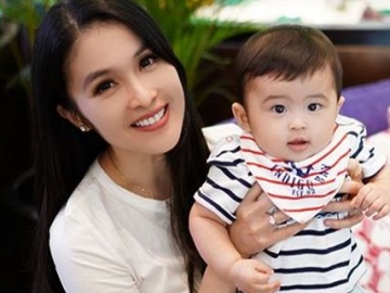 Sibuk-Sibuk Lucu Urus Anak, Sandra Dewi Hubungi Dokter Lihat Bayi Raphael Bersin