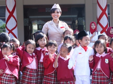 Upacara Bareng Anak PAUD, Yuni Shara Dicibir Salah Kostum 