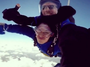 Ceria Banget, Serunya Kang Daniel, Bae Jin Young & Park Ji Hoon Lakukan Skydiving di Australia