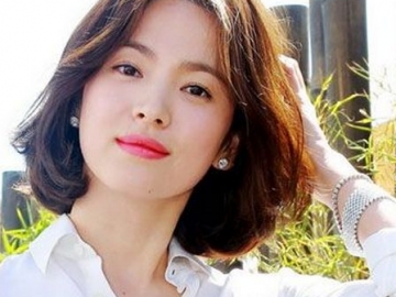 Bikin Tak Sabar, Song Hye Kyo Pamer Naskah ‘Boyfriend’ yang Dibintangi Bareng Park Bo Gum